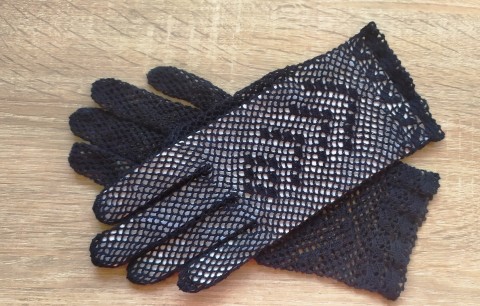 černé rukavičky s krajkovým lemem krajka rukavičky crochet háčkovaná krajka lace gloves 