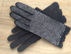 bílé krajkové rukavičky