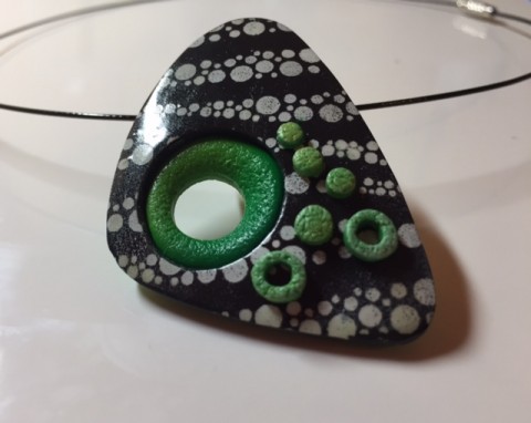 Zdobený náhrdelník v černo-zelené 