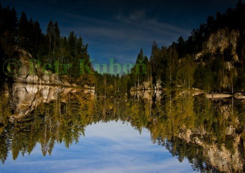 Jezero také, že odráží hory voda strom hory les odraz jezero mraky odlesk skály odrazka lesy 