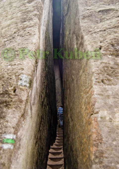 Štěrbina času kámen zelená modré člověk tričko skála turistika značka pískovec turista adržbašsko štěrbina turisti 