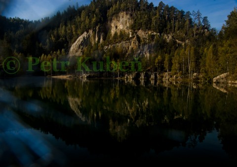 Jezerní zrcadlo voda hlubina příroda stromy jezero temnota temná skaliska lesy regeneruje 