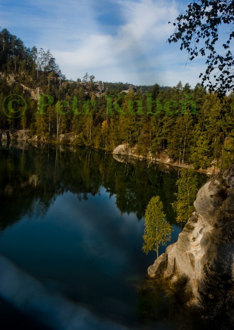 Hladina jezera voda hlubina tyrkysová stromy tyrkys jezero temnota lesy 