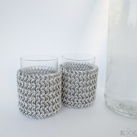 Drink with me (1 ks) kroužky kroužkování chainmaille chainmail chainmaile hliník kolečka sklenička skleničky alkohol pro muže panák flaška pití přípitek aluminium štamprle aluminum panáky opilost opilé opilí 