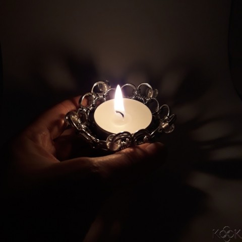 Light of Hope dekorace svícen čajová svíčka svíčky světlo svícny miska kroužky kroužkování chainmaille chainmail chainmaile hliník kroužkovaný light kolečka netradiční svícínek naděje mistička čajová svíčka hliníkový aluminium candle hope 