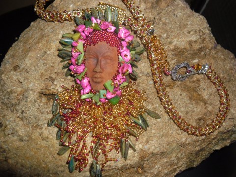 Dračí královna červená náhrdelník keramika swarovski miyuki korálkování rokail šitý šperk návrhářství superduo 
