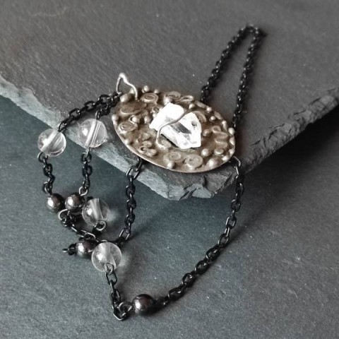 Náhrdelník Charmed kámen květ minerál autorský šperk cínovaný šperk tiffani umělěcký šperk zlatnictví 