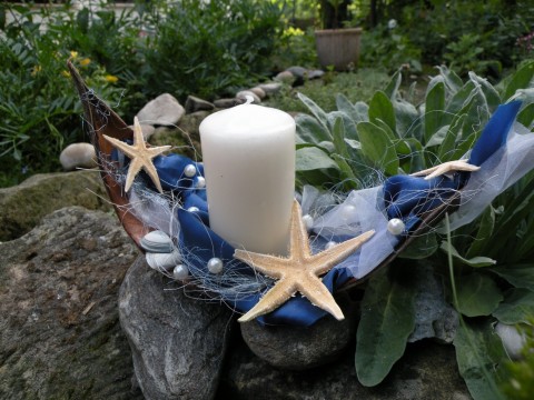 Letní svícen: Poklad moře dekorace dárek radost mořská moře modrá svícen svíčka bílá lodička mušle mořský léto loď perla hvězdice lusk 