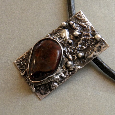 Náhrdelník Pád cín granát minerály cínovaný kožený řemínek valounek tromllovaný 