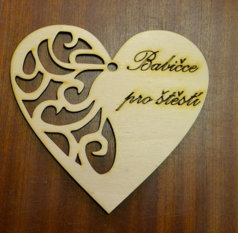 Srdce pro babičku dřevo domov dřevěné srdce dekorace doplněk srdíčko pověšení vyřezávané zavěšení psaní babičce 