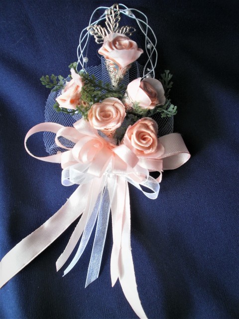 Svadobné pierko pre ženícha kvety doplnky vývazky svadba pierka nevesta ženích svedok rodičia hostia 