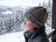 Pletená spadlá čepice černá-červená