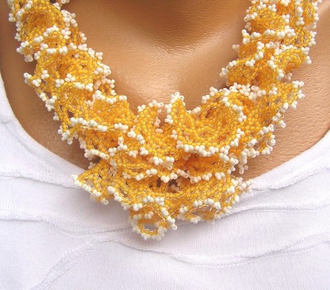 Kadeřávek sluníčkový náhrdelník originální bílá žlutá krajka šitý luxusní autorský novinka sluníčková oglala kadeřavý 