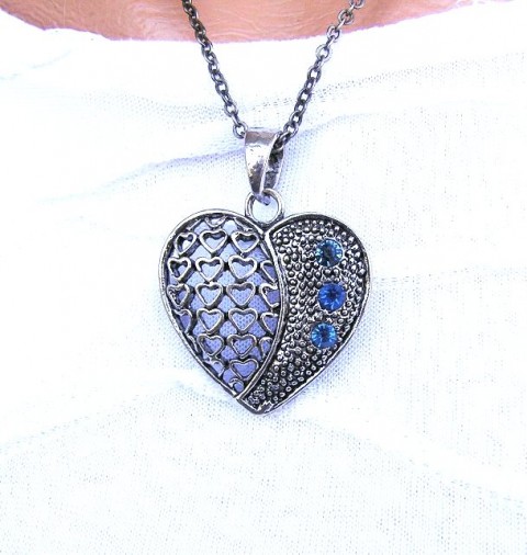 Srdce s modrými kamínky náhrdelník přívěsek srdce kamínky modrá srdíčko řetízek stříbrná světlemodrá šatony 