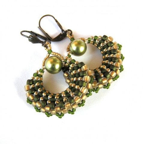 Taštičky se zelenou perlou zelená náušnice zlatá taštička šité luxusní olivová taštičky vějířky vějířek obloučky oblouček 