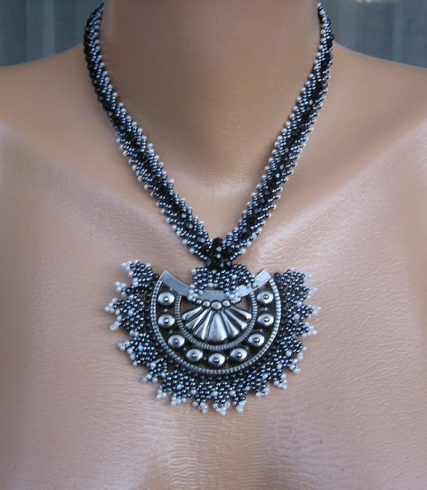 Semicircle náhrdelník elegantní černá šitý rokajl kovový komponent 