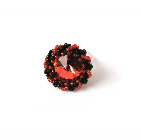 Prsten s červenou rivolkou červená prsten černá šitý swarovski obšívaný rhodium 