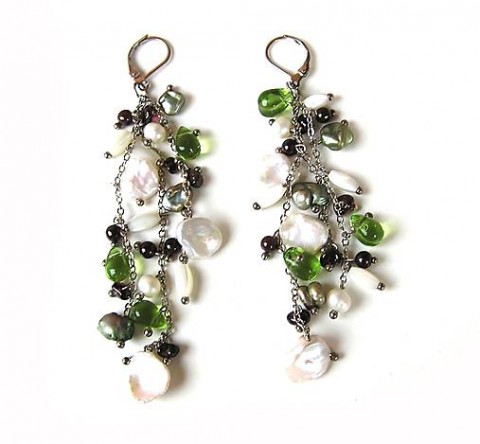 Střapce s perlami zelená náušnice elegantní bílá stříbrná dlouhé bordo skleněné korálky pravé perly 