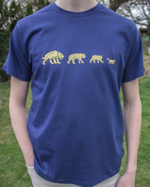 Kočičí evoluce - tričko pánské originální dárek tygr modrá kočka narozeniny žena kočky zvířata tričko potisk vtipné sítotisk tmavěmodrá pánské rys evoluce šavlozubý 
