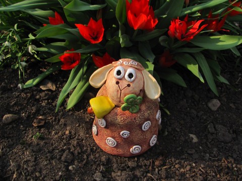 Ovečka dekorace keramika ovečka jaro velikonoce 