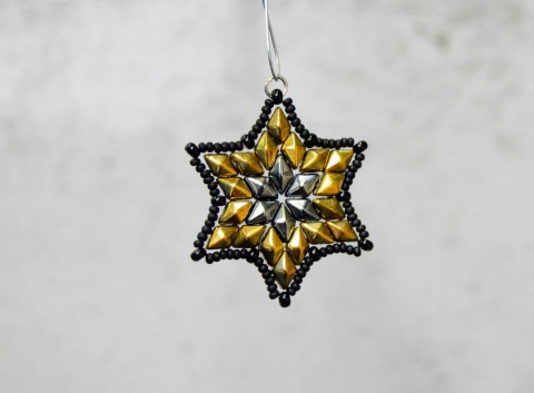 Neobvyklá vánoční hvězda - ozdoba korálky zlatá vánoční černá hvězda šedá zimní hvězdička vločka 