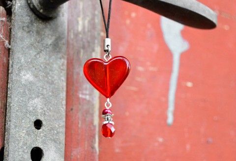 Pro zamilované - přívěšek červená srdce červené srdíčko zamilované krásné rudé na tašku na batoh přívěšek na kabelku 