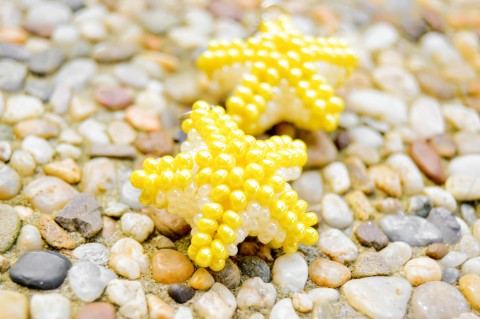 Žluté mořské hvězdice - náušnice korálky náušnice bílá žlutá bílé extravagantní žlutý šité bílý hvězdice žluté mořské na uši mořské hvězdice z moře 