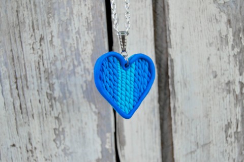 Jako upletený svetr-náhrdelník náhrdelník srdce modrý modrá srdíčko pletené modré polymer na krk 