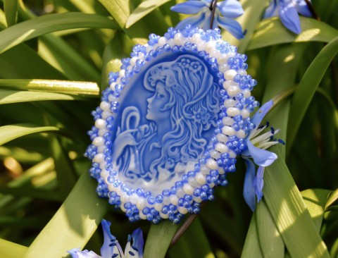 Modrá paní - brož brož modrý originální korálky panenka modrá obrázek modré ruční práce 