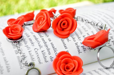Oranžová růžičková sada náhrdelník náramek náušnice prsten oranžová růže fimo růžičky polymer komplet kompletní sada 
