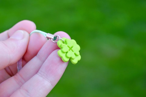 Zelené štěstíčko - plug do mobilu zelená přívěšek fimo čtyřlístek štěstí polymer hmota na mobil 