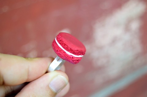 Prstýnek s makronkou červená červené prsten bílá bílé červený prstýnek bílý sladké drobné zábavné k nakousnutí makronka 