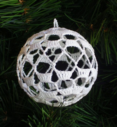 Koulička bílá č.1 váza dekorace originální dárek koule vánoce háčkovaná háčkovaný háčkování háčkované luxusní bílý zvonečky koulička stromeček vánoční dekorace chvojí vanoční záclonu dveřeře 