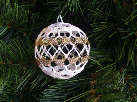 Koulička č.1 , zlatobílá váza dekorace originální dárek koule vánoce háčkovaná háčkovaný háčkování háčkované luxusní bílý zvonečky koulička stromeček vánoční dekorace chvojí vanoční záclonu dveřeře 