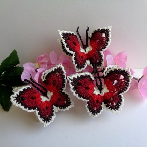 Háčkovaný motýl čyřbarevný-dekorace dekorace dárek motýl háčkovaná háčkovaný háčkování dekorační motýlek ozdoba háčkované stůl červený svatební slavnostní příležitost přízdoba 