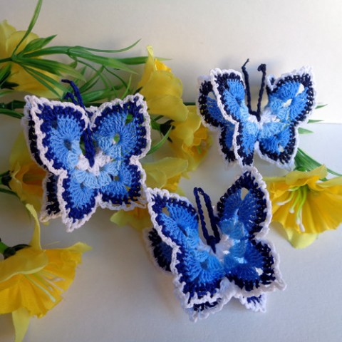 Háčkovaný motýlek čyřbarevný- modrý dekorace dárek motýl háčkovaná háčkovaný háčkování dekorační motýlek ozdoba háčkované stůl červený svatební slavnostní příležitost přízdoba 