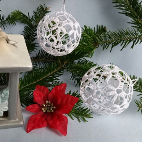 Háčkovaná koulička bílá č.7 váza dekorace originální dárek koule vánoce háčkovaná háčkovaný háčkování háčkované luxusní bílý zvonečky koulička stromeček vánoční dekorace chvojí vanoční záclonu dveřeře 