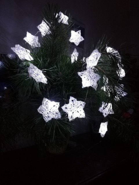 světelný řetěz s hvězdičkami dekorace vánoce vánoční ozdoba háčkované stromek stromeček advent hvězdičky svátky adventní svítící řetěz 