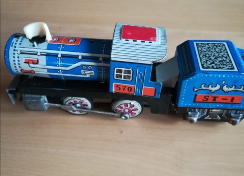 lokomotiva z plechu - stará hračka mašinka funkční lokomotiva plechová hračka setrvačník 