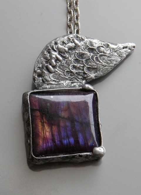 Morado náhrdelník přívěsek kámen řetízek labradorit fialový minerál cínovaný křídlo letovaný 