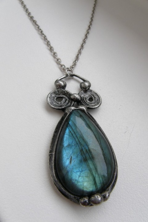 Boreal náhrdelník přívěsek kámen modrý řetízek labradorit minerál opalizující cínovaný spirály letovaný keltský 
