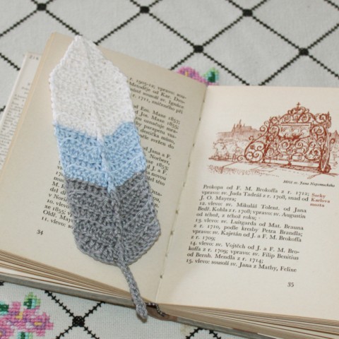 Záložka do knihy šedá a modrá háčkovaná háčkování kniha pírko záložka peříčko 