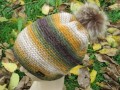 Pletená čepule v barvách podzimu