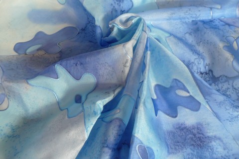 Malý modrý šátek modrý šáteček hedvábí malovaný hedvábný šátek malý silk seide malba na hedvábí hand painted malované hedvábí na krk 