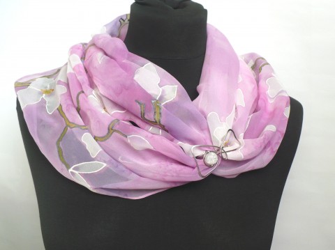 Jemná žoržetová šála se sponou. růžová hedvábí růžový malovaný šátek fialková hedvábný šátek crépe georgette 8 žoržetový 
