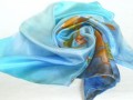 Modrý hedvábný šátek s květy.