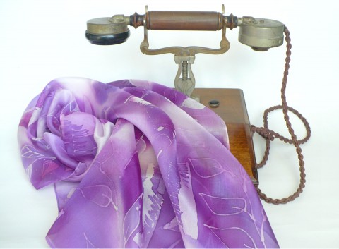Fialový hedvábný šátek. malovaný hedvábný šátek malba na hedvábí hedvábný šátek dárek pro ženu 