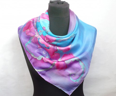 Pestrobarevný hedvábný šátek. fialový růžový malovaný hedvábný šátek malba na hedvábí hedvábný šátek dárek pro ženu 
