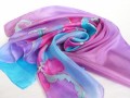 Pestrobarevný hedvábný šátek.