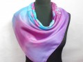 Pestrobarevný hedvábný šátek.